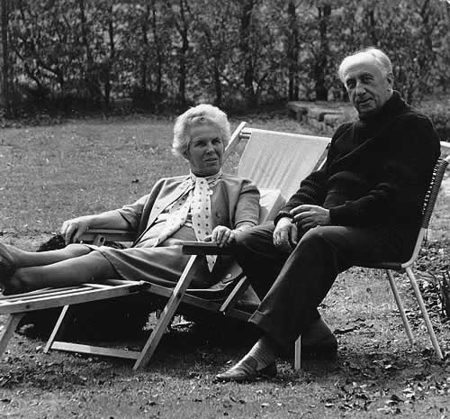 Herbert und Ulrike Kranz in ihrem Garten in Gebersheim, ca. 1960