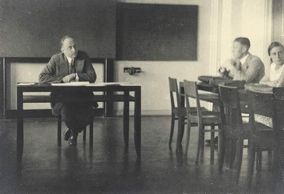 Herbert Kranz am Lehrertisch eines Klassenraumes
