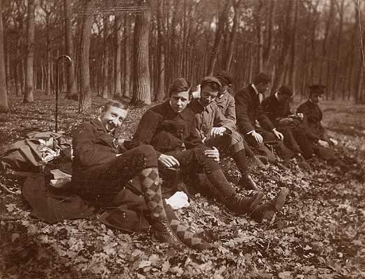 Eine Gruppe junger Männer im Wald